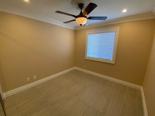 Building Photo - Villa Montevina 2 Bedroom Condo!