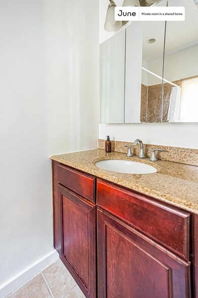 Building Photo - Room in Shared 6 bed/3 bath home