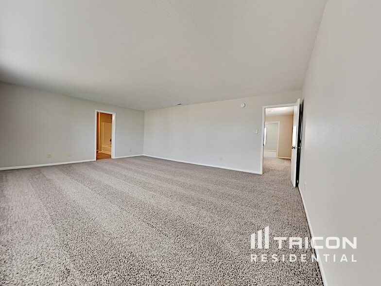 Building Photo - 1413 Bluestem Dr