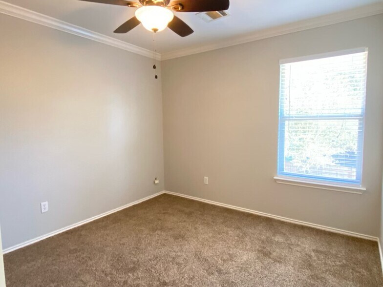 Building Photo - 2326 Clover Ridge Dr