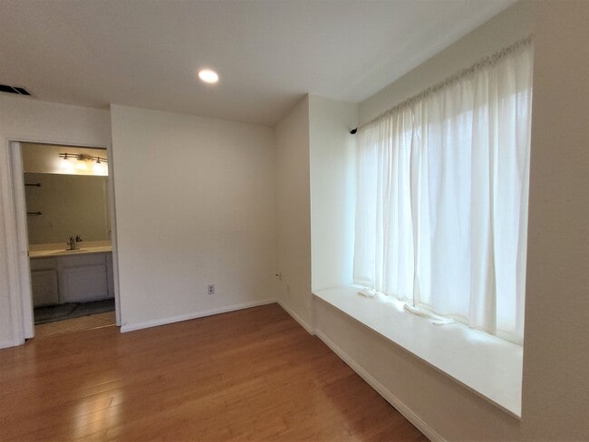 Building Photo - Upgraded townhome in central location !
