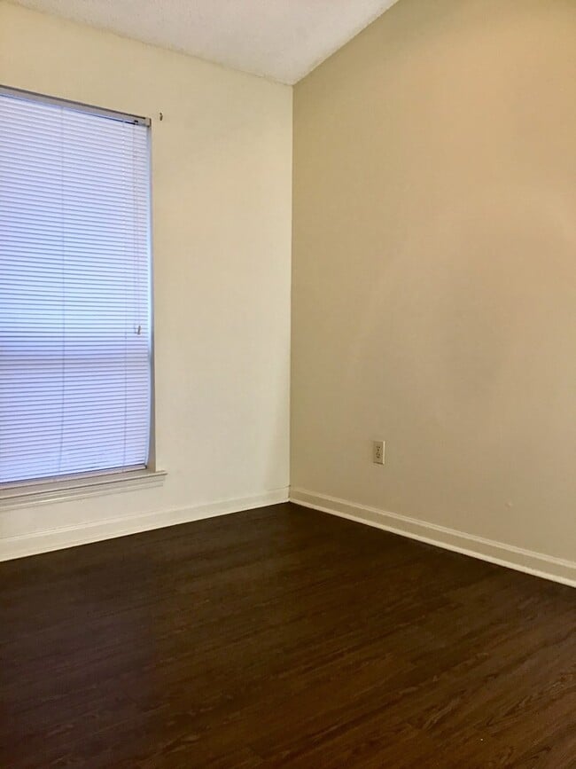 Building Photo - Beautiful 3 Bedroom Apartment. Great place...