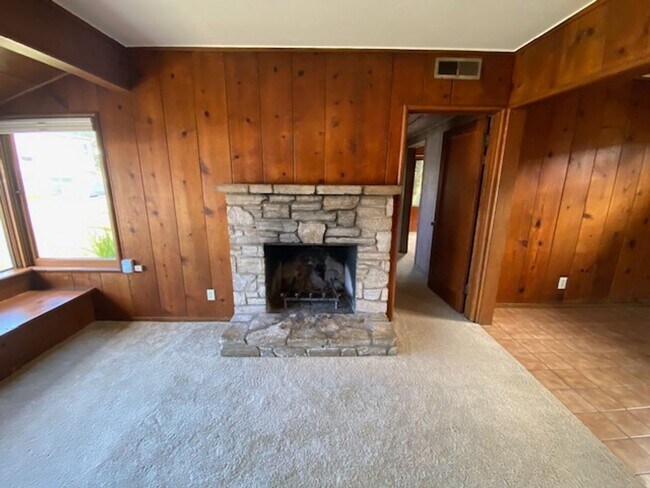 Building Photo - Beach Tract Cottage!