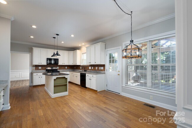 Building Photo - 604 Queenswater Ln