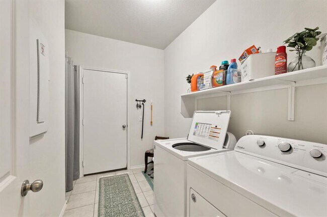 Building Photo - 6909 Bellingham Dr