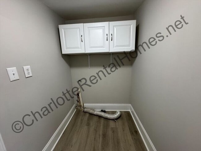 Building Photo - Renovated in city home!