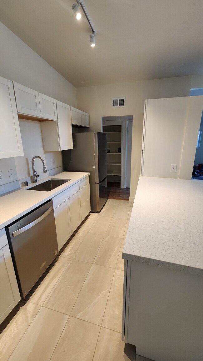 Building Photo - 948 J Street