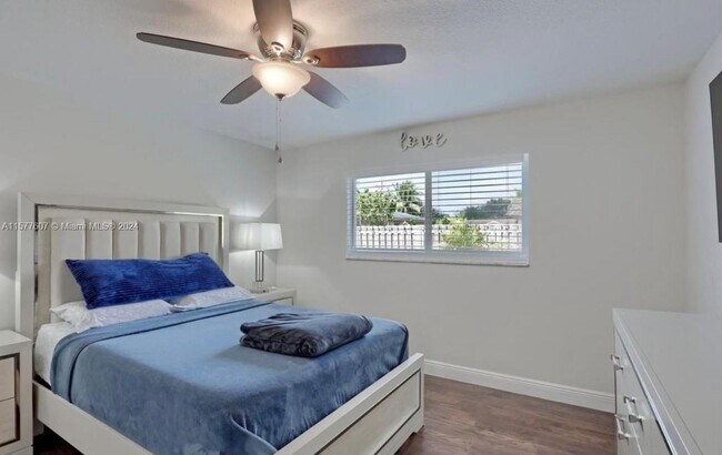 Building Photo - 876 Gardenia Dr