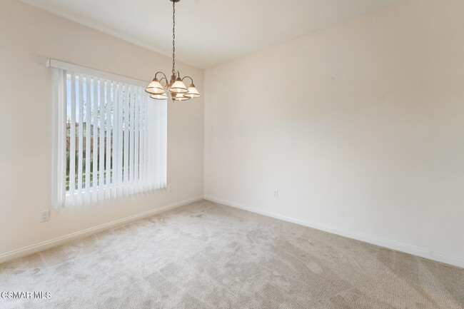 Building Photo - 453 Country Club Dr