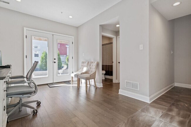 Building Photo - Luxury 3-Bedroom, 4-Bathroom House in Sout...