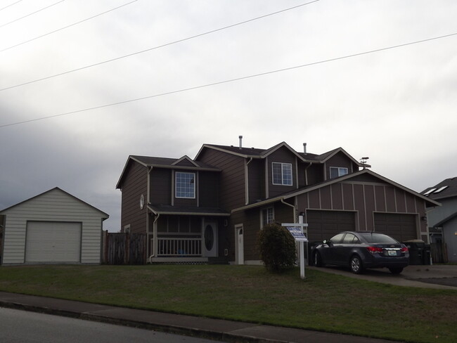 Primary Photo - Beautiful 3+ Bedroom 2 Story Duplex in Yelm!