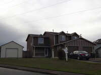 Building Photo - Beautiful 3+ Bedroom 2 Story Duplex in Yelm!