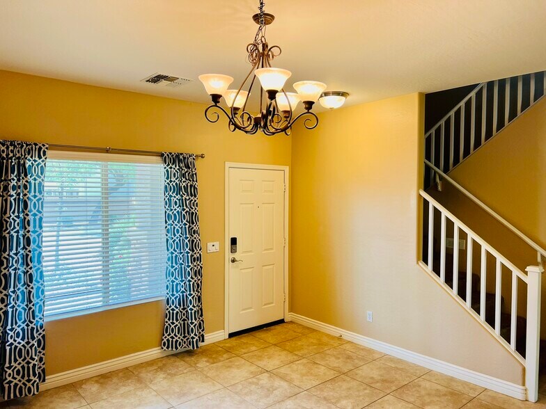 Building Photo - 1326 E Macaw Dr