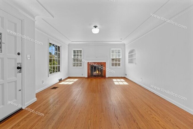 Building Photo - Three Bedroom Cape Cod with Yard in Highly...