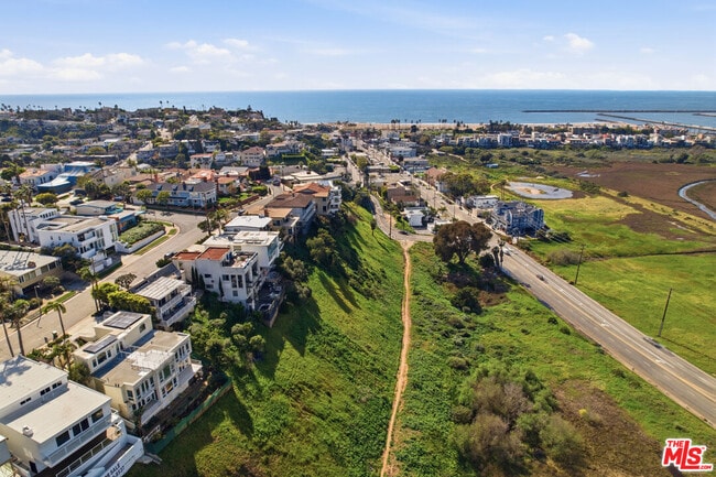 Building Photo - 8120 Billowvista Dr