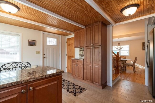 Building Photo - 401 Nichols St