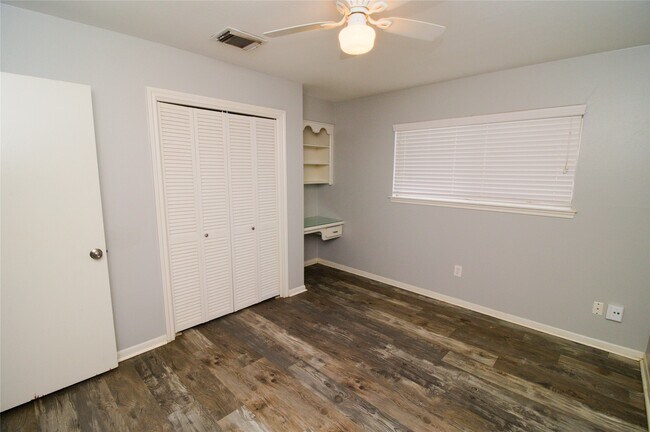 Building Photo - 1030 Montour Dr