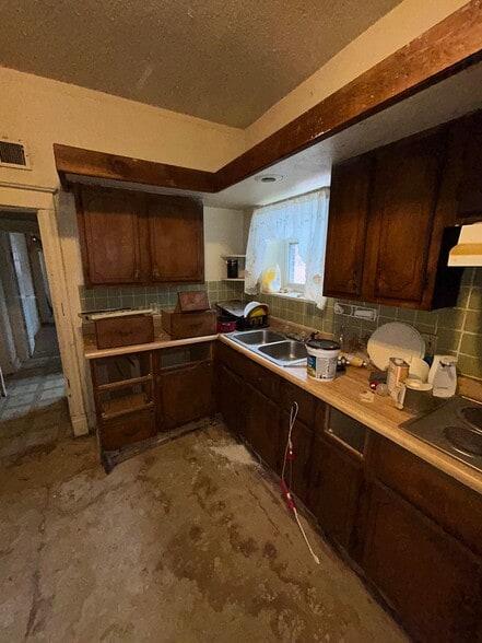 Building Photo - 5601 Lotus Ave