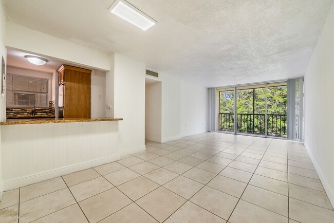 Building Photo - 8860 Fontainebleau Blvd