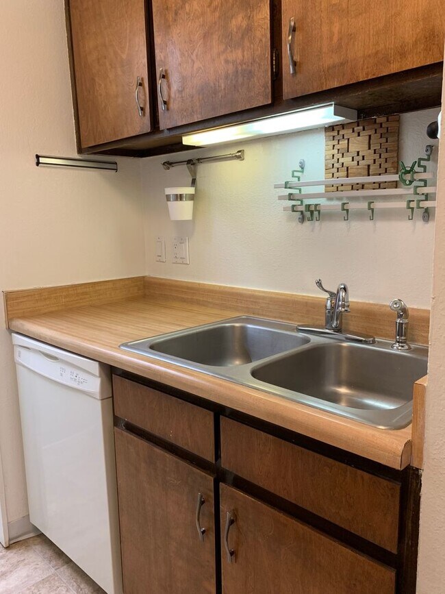 Building Photo - Lovely 2 Bedroom, 2 Bath Condo In The NE!