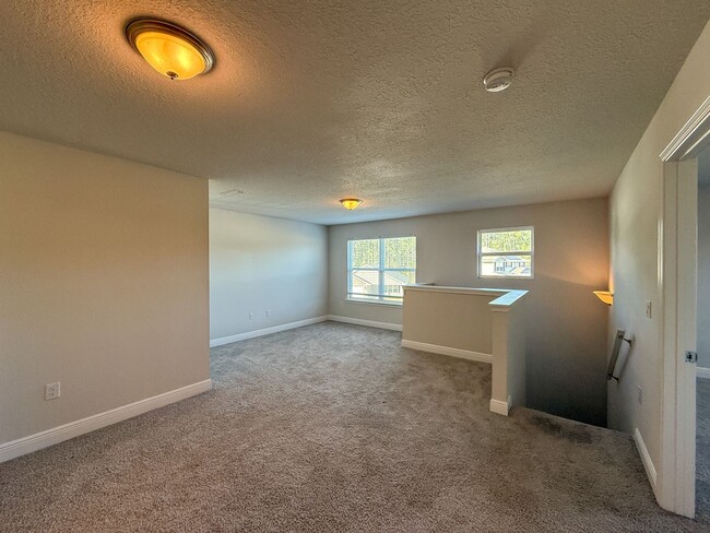 Building Photo - 4 Bedroom 2.5 Bath Home in Nautical Landin...