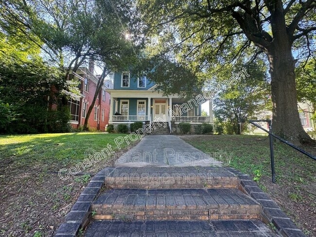 Primary Photo - 660 College St
