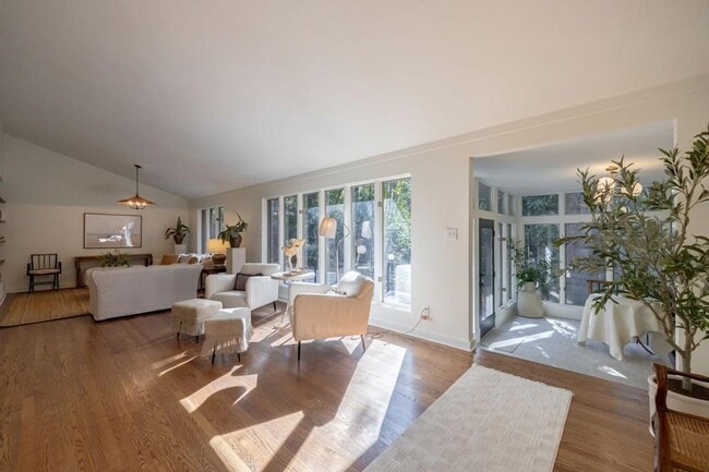 Building Photo - 922 Barton Woods Rd NE