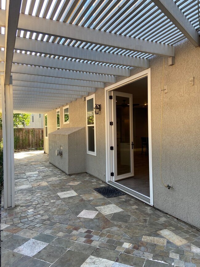 Building Photo - Beautifully remodeled 3 Bdrm+Master retrea...
