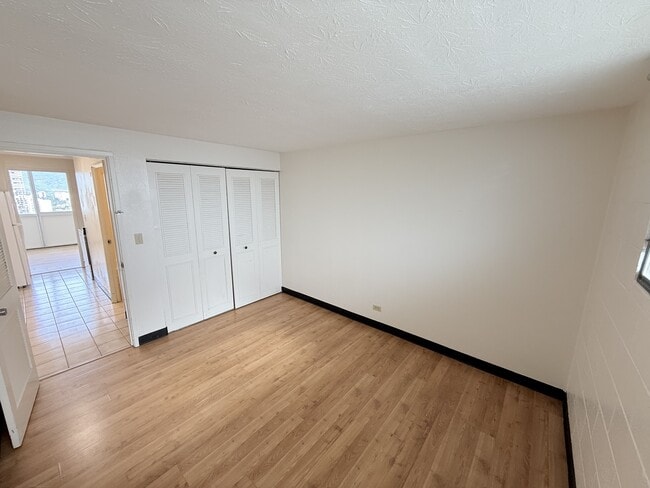 Building Photo - 2211 Ala Wai Blvd