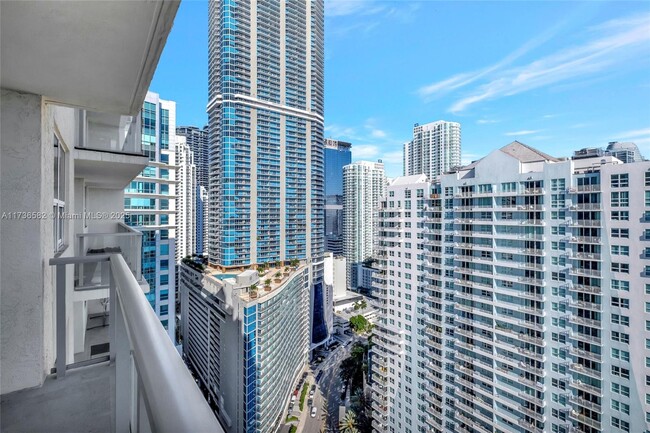 Building Photo - 1155 Brickell Bay Dr