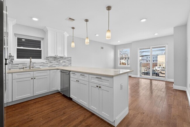 Building Photo - 40 E 5th St