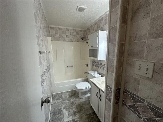 Building Photo - 10172 Hillside Dr