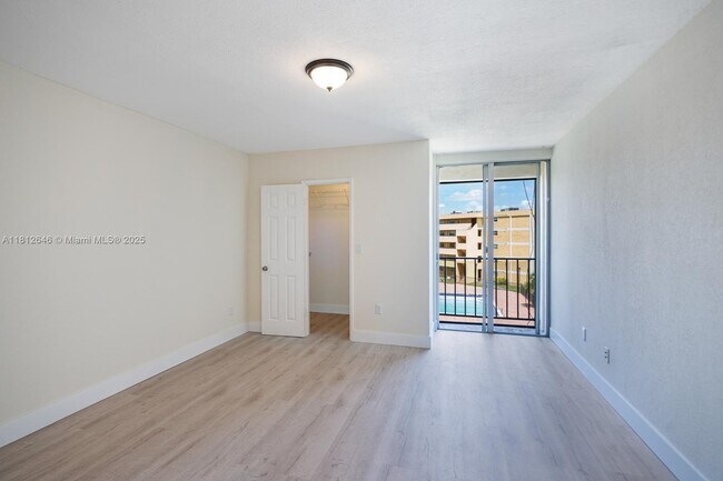 Building Photo - 9210 Fontainebleau Blvd