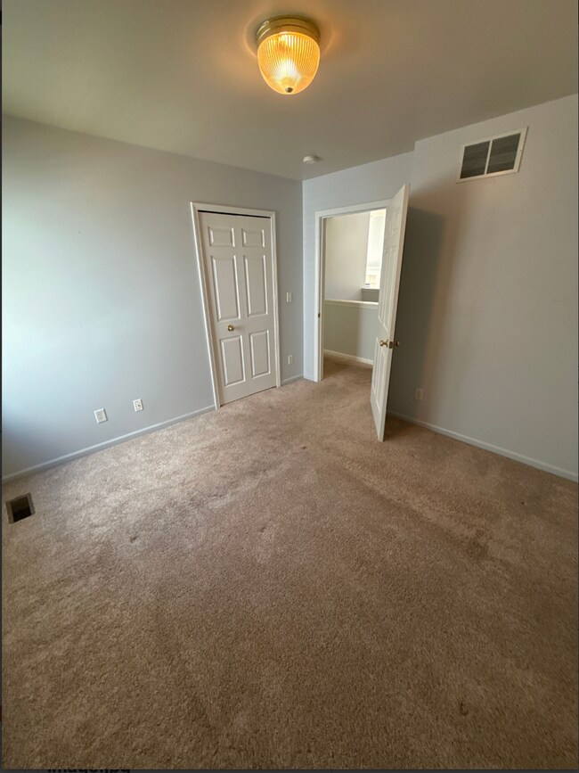 Building Photo - 3 Bed 2 Bath