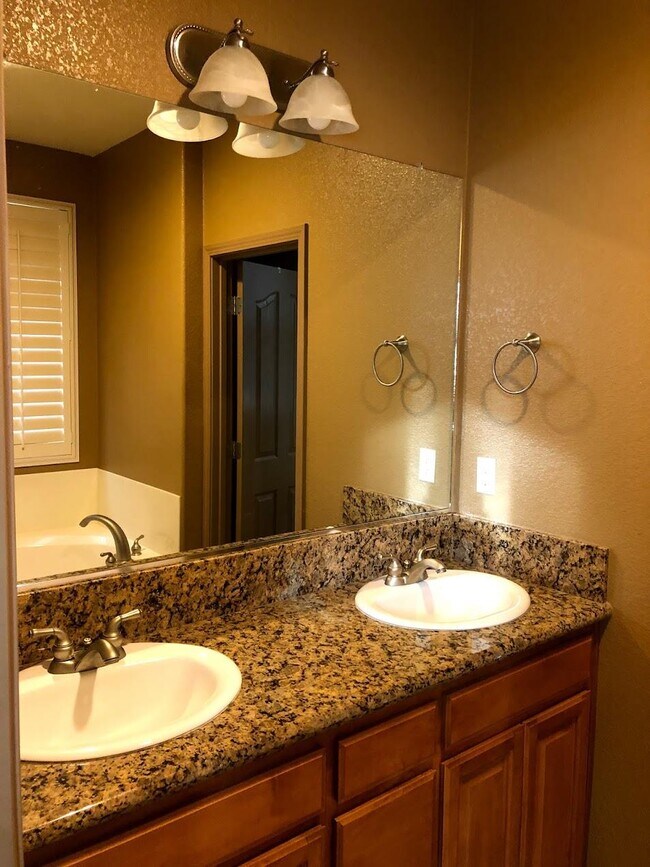 Building Photo - 1764 E Golden Way