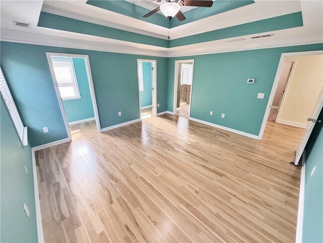 Building Photo - 2435 Manor View