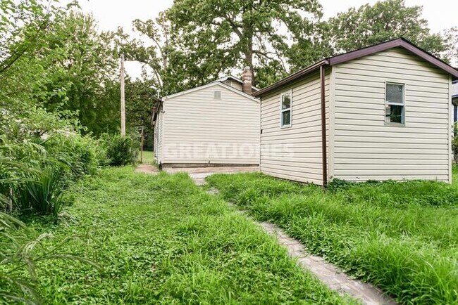 Building Photo - 2220 Gaebler Ave