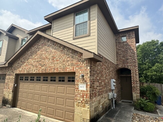 Primary Photo - Move-In Special! Get $200 off your first f...