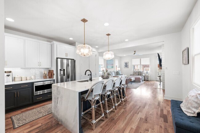 Building Photo - Stunning 3BE/3BA in one of Nashville's hot...