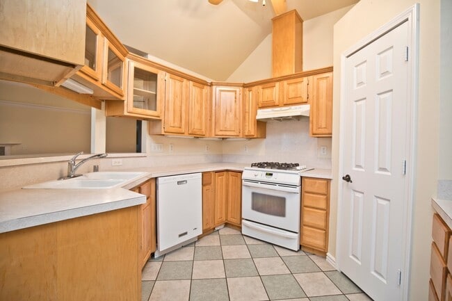 Building Photo - ***402 NE Shasta Court***