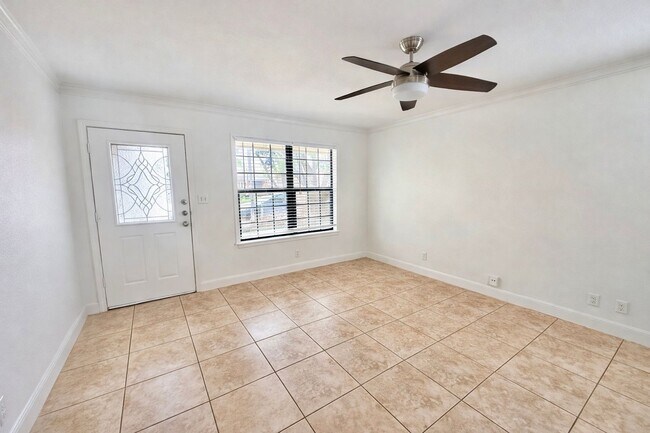 Building Photo - 3 BED 1.5 BATH NEW MANAGEMENT!!!