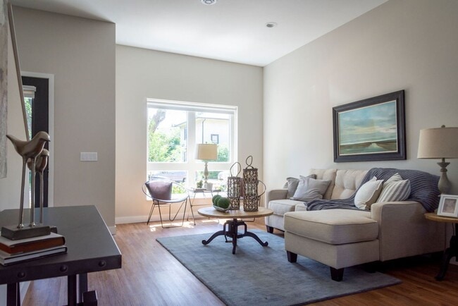 Building Photo - ONE MONTH FREE ON 12 MONTH LEASE!