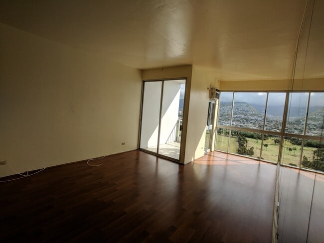 Building Photo - Penthouse 1 BR 1 BA with 1-PRKG and Ala Wa...