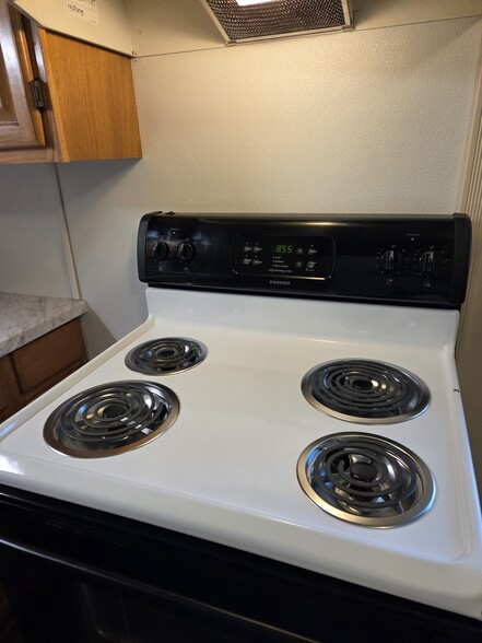Electric range, clean and ready for your culinary creations! - 102 Stonecrest