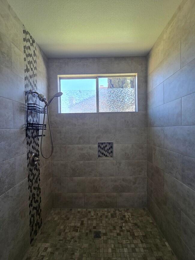 Building Photo - A Fabulous 4 Bedroom Single Story Home at the Lakes