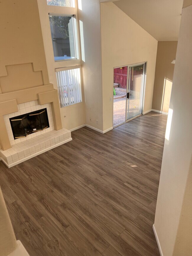 Building Photo - 556 Almonte Pl