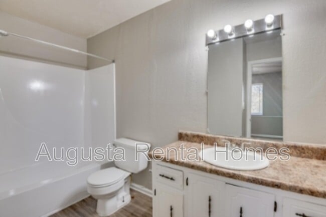 Building Photo - 2814 Thomas Ln