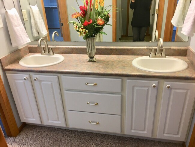 Building Photo - 5306 Meadowlark Ln