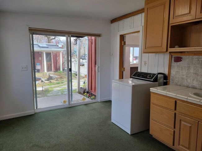 Building Photo - This cute open floor plan 1BD 1BA newly re...