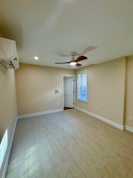 Large serene bedroom with stylish ceiling fan/light - 136 E King St